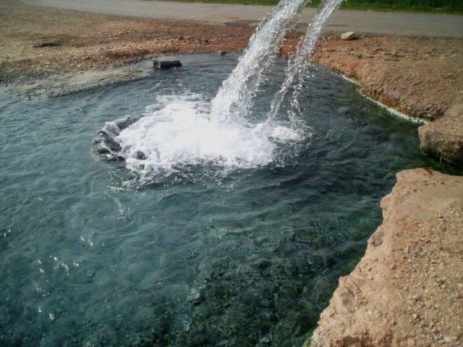 عين كبريتية بالقرب من شاليهات العين السخنة